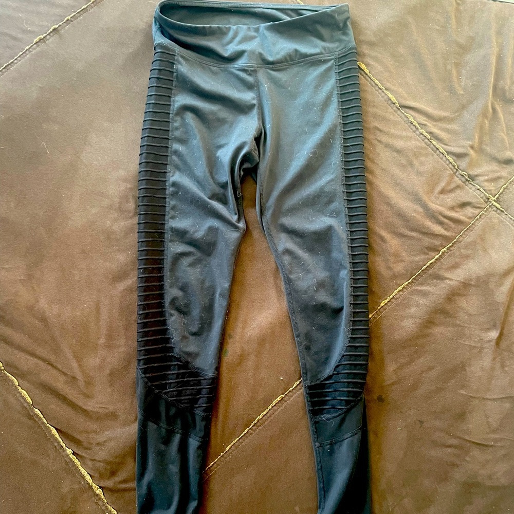 Black leggings with mess siding